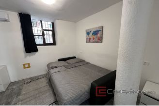 007 2043 105 Split Stone house in center for sale