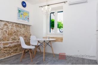 007 2043 105 Split Stone house in center for sale