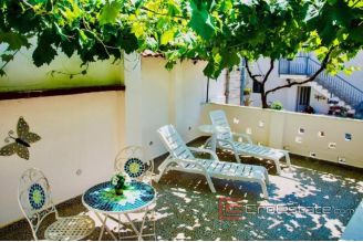 007 2043 105 Split Stone house in center for sale