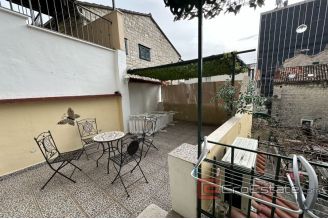 007 2043 105 Split Stone house in center for sale