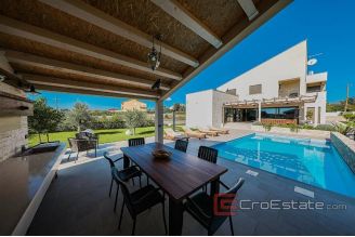 014 2043 106 Zadar Property with two residental buildings for sale