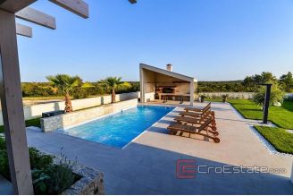 014 2043 106 Zadar Property with two residental buildings for sale