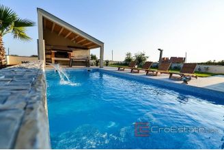 014 2043 106 Zadar Property with two residental buildings for sale