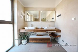 014 2043 106 Zadar Property with two residental buildings for sale