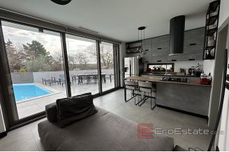 014 2043 106 Zadar Property with two residental buildings for sale