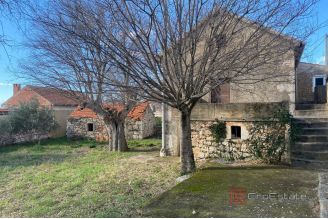 005 2030 70 Zadar Detached house for renovation for sale