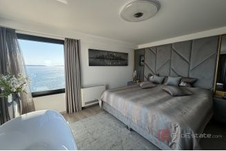 020 2035 148 Ciovo Luxury villa with an open sea view for sale