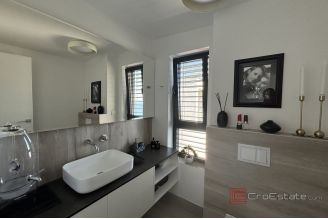 020 2035 148 Ciovo Luxury villa with an open sea view for sale