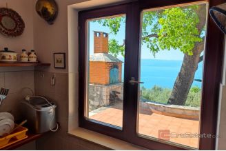 019 2021 375 Omis Stone house with a sea view for sale