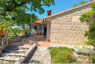 019 2021 375 Omis Stone house with a sea view for sale