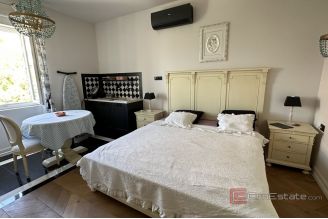 011 2045 02 Split Bacvice Exclusive four bedroom apartment for sale