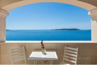 020 2018 251 Island of Vis House with pool in the first row to the sea for sale