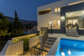 020 5302 30 Omis Luxury villa with pool for sale