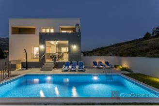 020 5302 30 Omis Luxury villa with pool for sale