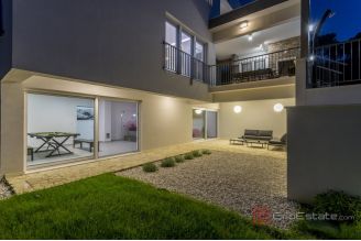 020 5302 30 Omis Luxury villa with pool for sale