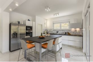 020 5302 30 Omis Luxury villa with pool for sale