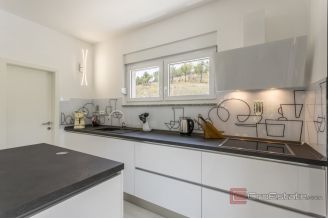 020 5302 30 Omis Luxury villa with pool for sale