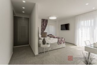 020 5302 30 Omis Luxury villa with pool for sale