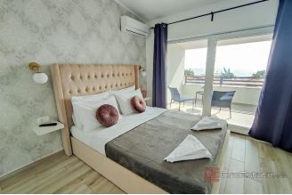 009 2043 115 Island of Vir Apartment house with commercial space and land for sale