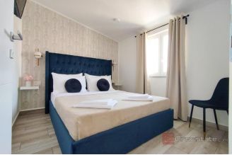 009 2043 115 Island of Vir Apartment house with commercial space and land for sale