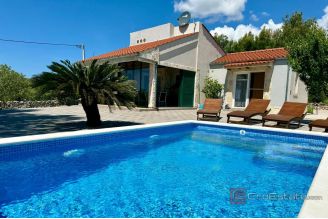 011 2044 06 marina secluded house with swimming pool for sale
