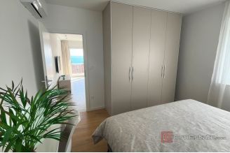 012 5304 30 Split Bacvice one bedroom apartment with sea viewt for rent