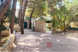 020 2021 379 Omis large estate with houses for vacation and tourism for sale