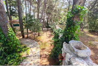 020 2021 379 Omis large estate with houses for vacation and tourism for sale