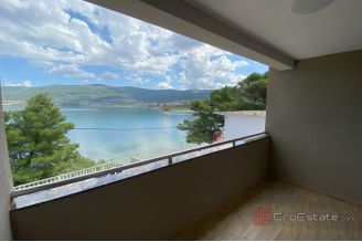 012 2044 10 Zadar Apartment house with catering facility in the first row to the sea for sale