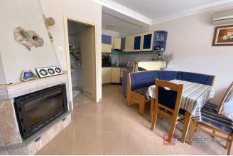 012 2044 10 Zadar Apartment house with catering facility in the first row to the sea for sale
