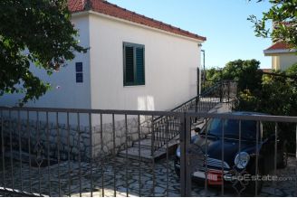 020 2035 151 Ciovo Family house near the sea sale