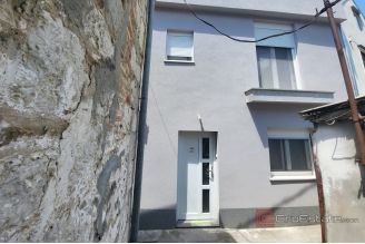 005 2047 01 Split Center Two story house with two bedrooms for sale