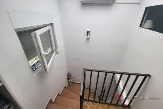 005 2047 01 Split Center Two story house with two bedrooms for sale