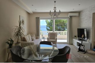 010 2047 02 Omis Apartment house first row to the se for sale