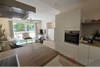 010 2047 02 Omis Apartment house first row to the se for sale