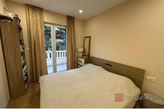 010 2047 02 Omis Apartment house first row to the se for sale