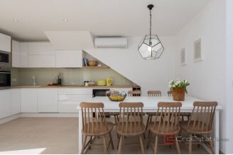 020 2022 409 Modern Villa with pool and a sea view