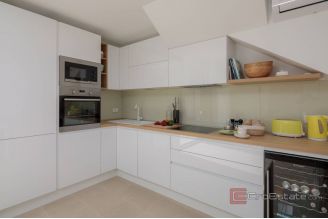 020 2022 409 Modern Villa with pool and a sea view