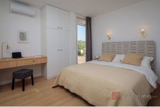 020 2022 409 Modern Villa with pool and a sea view