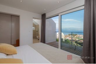 020 2022 409 Modern Villa with pool and a sea view