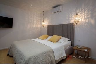 020 2022 409 Modern Villa with pool and a sea view