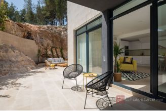 020 2022 409 Modern Villa with pool and a sea view