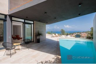 020 2022 409 Modern Villa with pool and a sea view