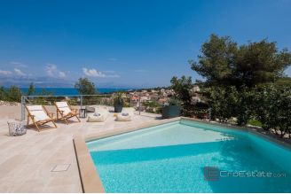 020 2022 409 Modern Villa with pool and a sea view