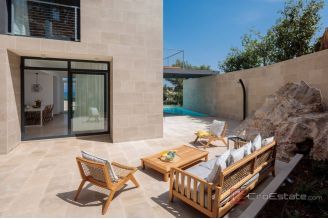 020 2022 409 Modern Villa with pool and a sea view