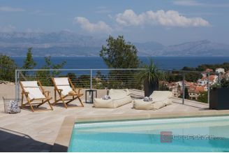 020 2022 409 Modern Villa with pool and a sea view