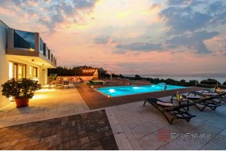 020 5308 30 Island of Brac Unique house with sea view for sale