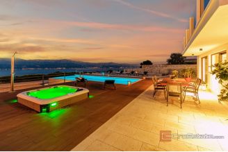 020 5308 30 Island of Brac Unique house with sea view for sale