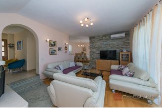 017 2048 02 Makarska Attractive villa with a sea view for sale