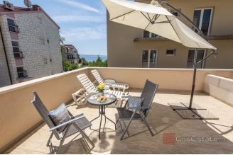 014 2048 04 Split area Apartment house with sea view for sale